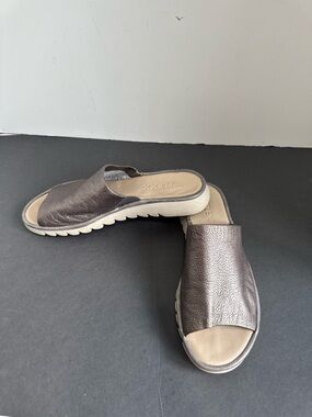 THE FLEXX  Shore Thing Metallic Leather Slide Sandals. Size 8